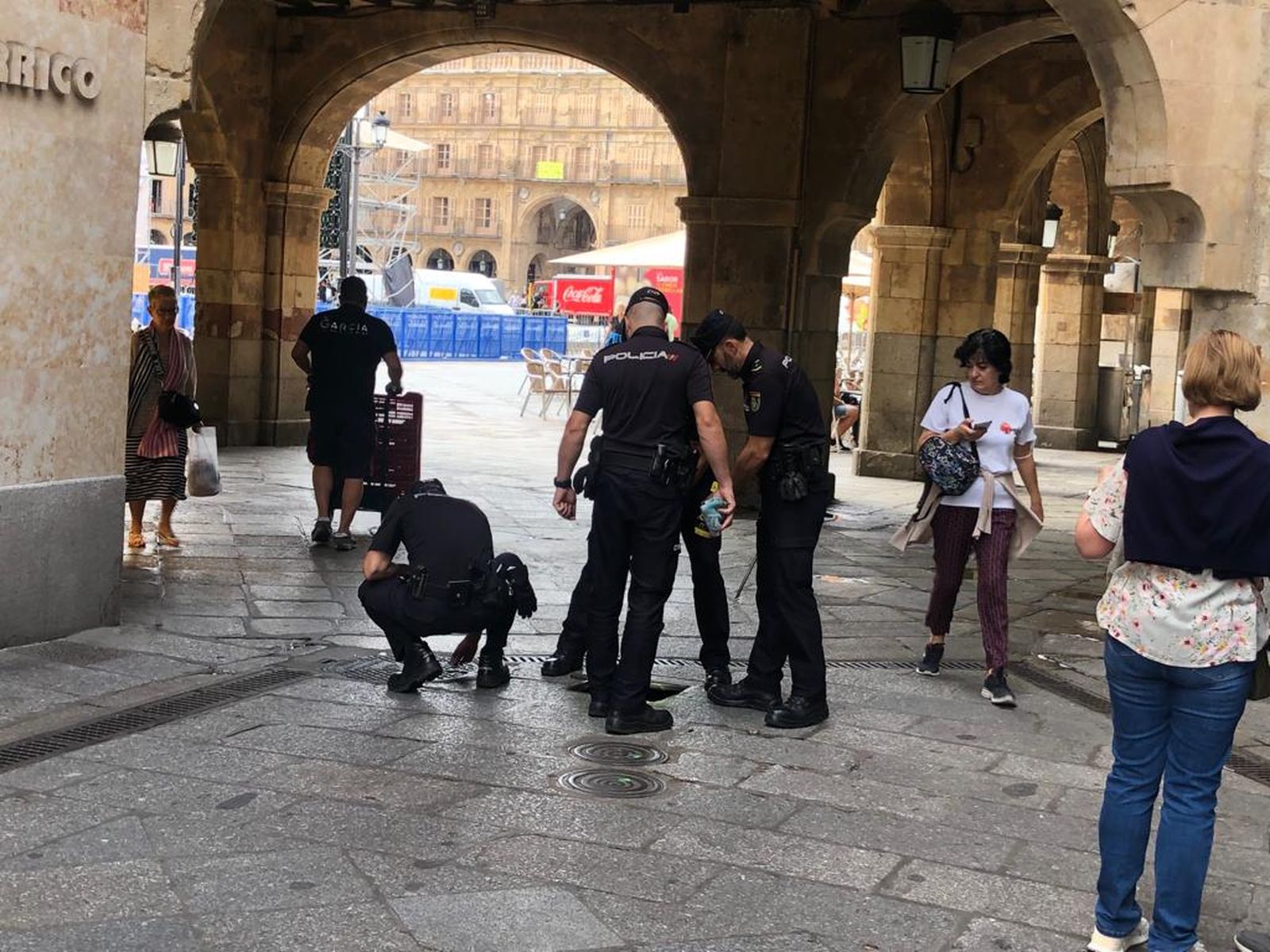 La Policía Nacional revisa el subsuelo en la mañana de este viernes en Salamanca