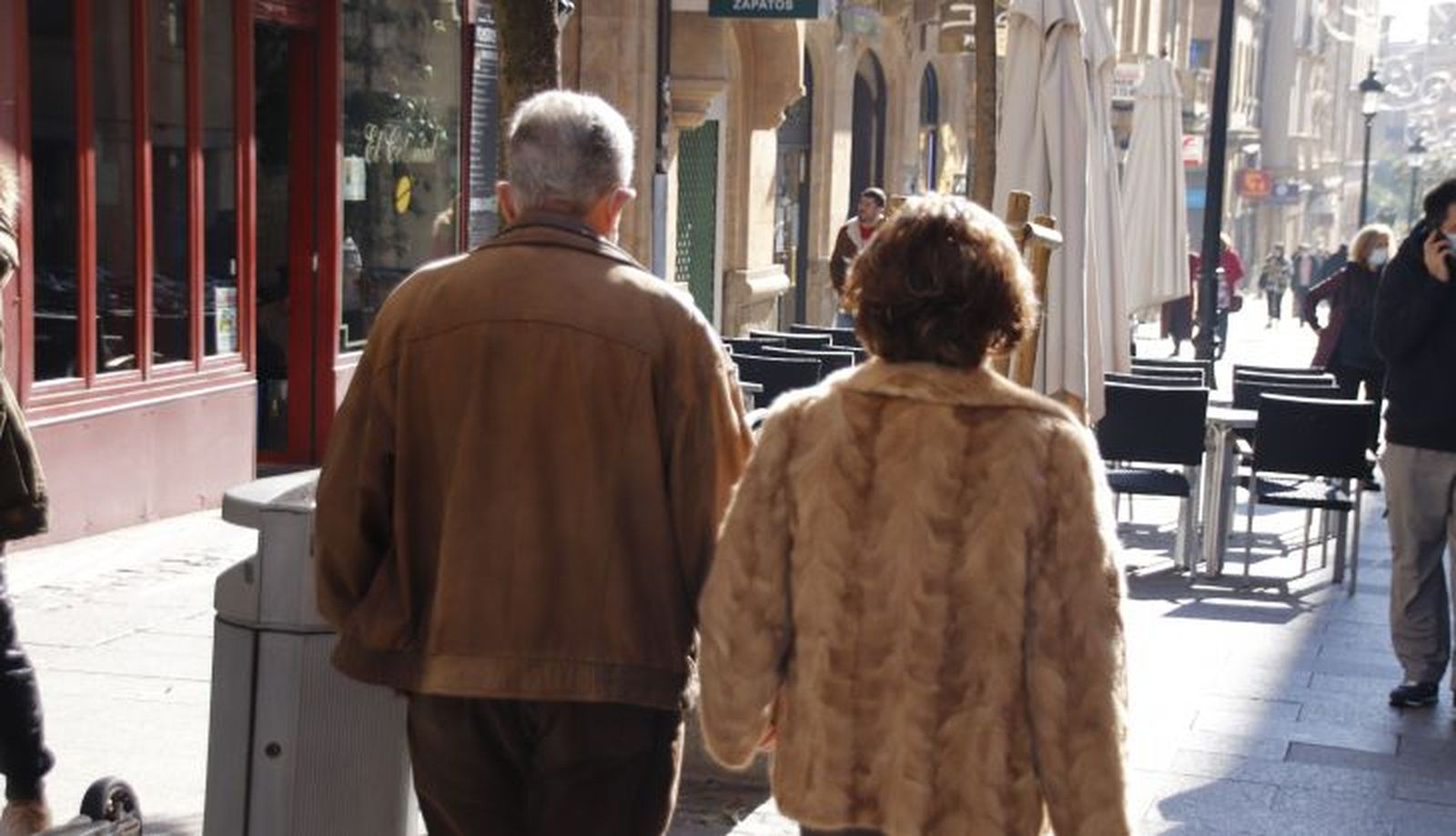 Gente paseando por la Calle Zamora en invierno 