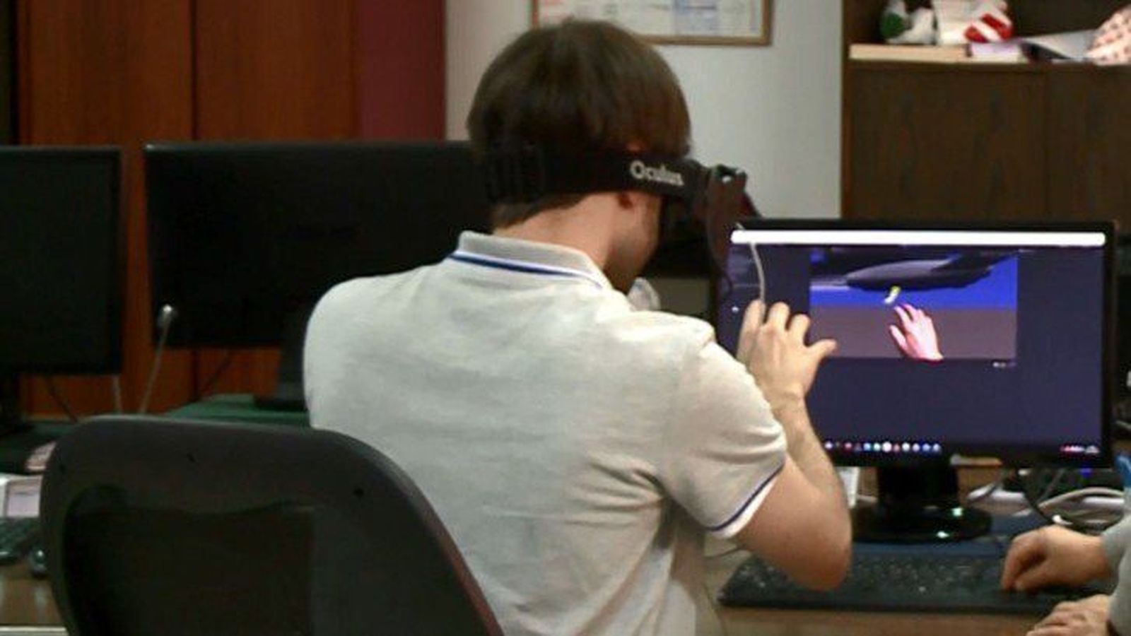 La Usal crea el primer sistema de realidad virtual aumentada para mantenimiento de aviones F-18 del Ejército