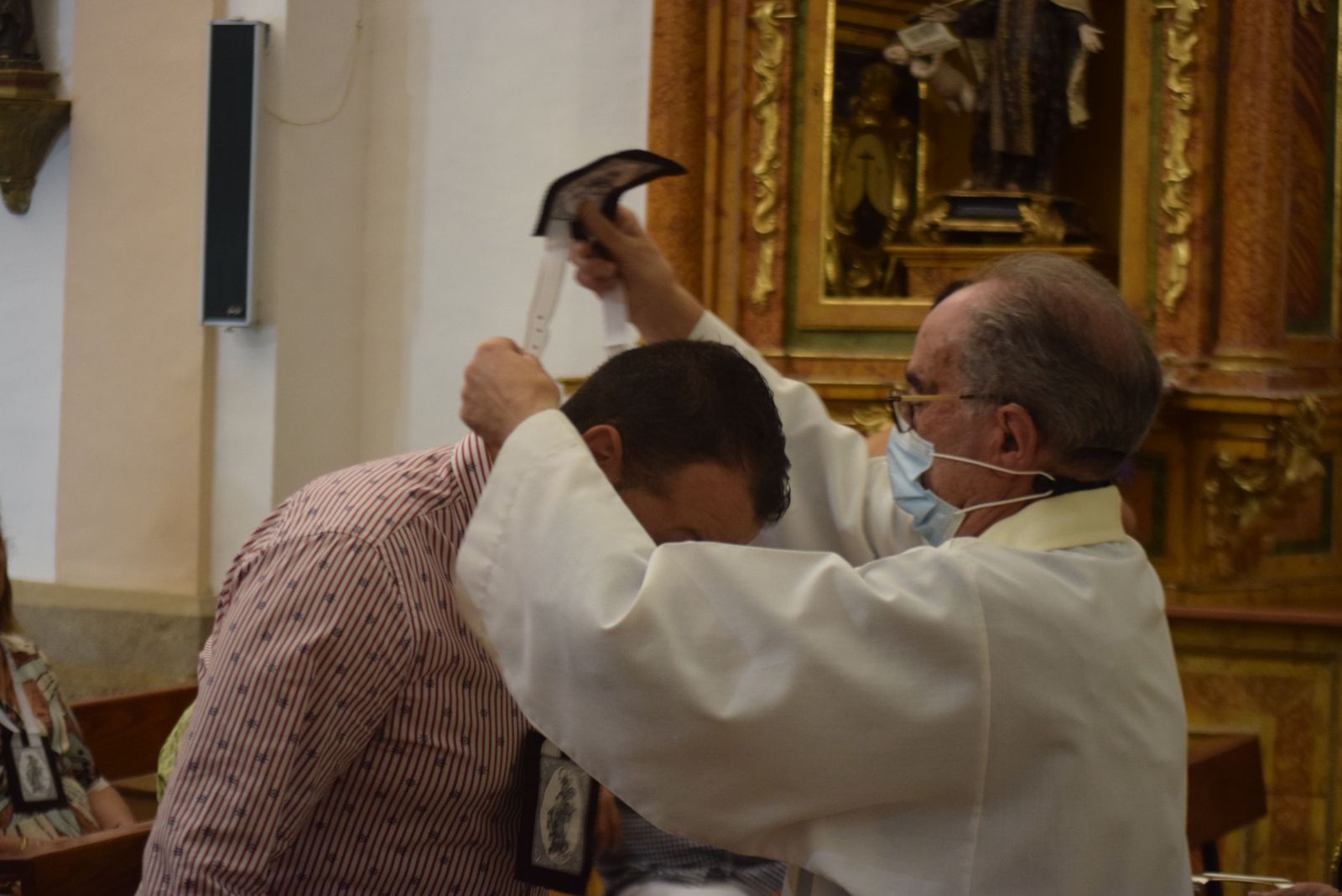 imposicion-de-escapularios-de-la-virgen-del-carmen-16