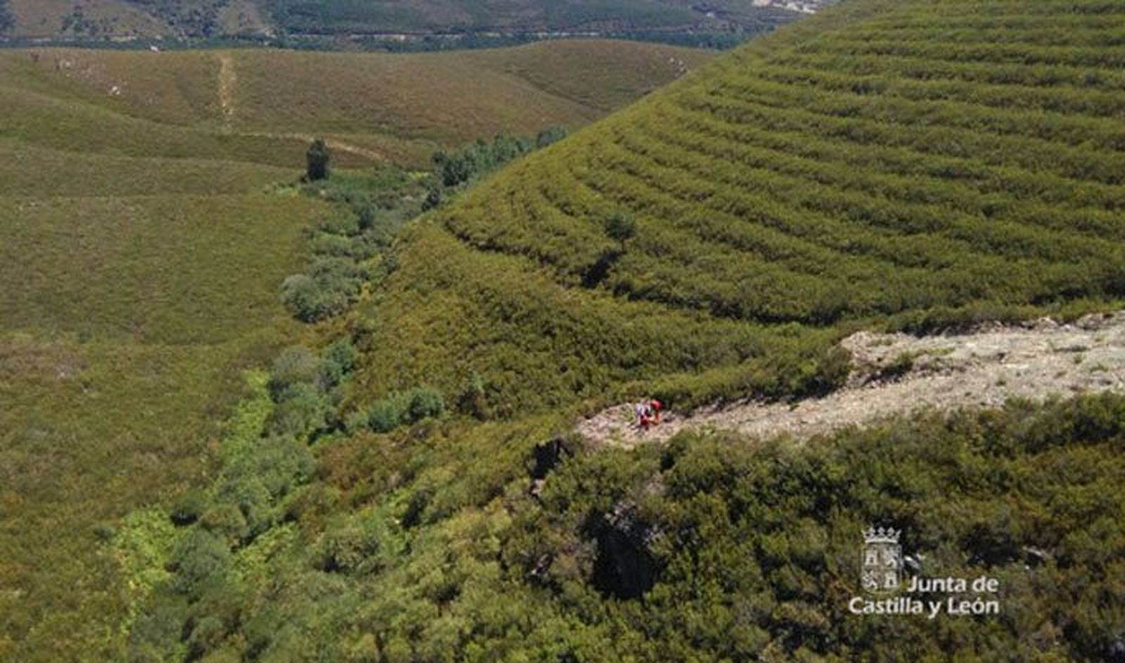El Grupo de Rescate de Protección Civil socorre a un varón indispuesto en un cortafuegos en Calabor