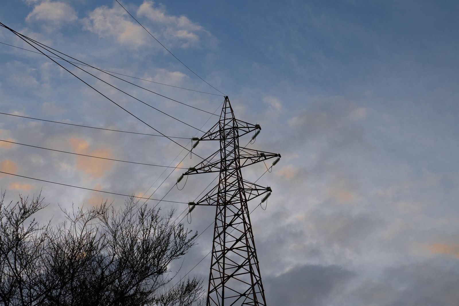 Tendido eléctrico. David Zorrakino - Europa Press. Archivo.