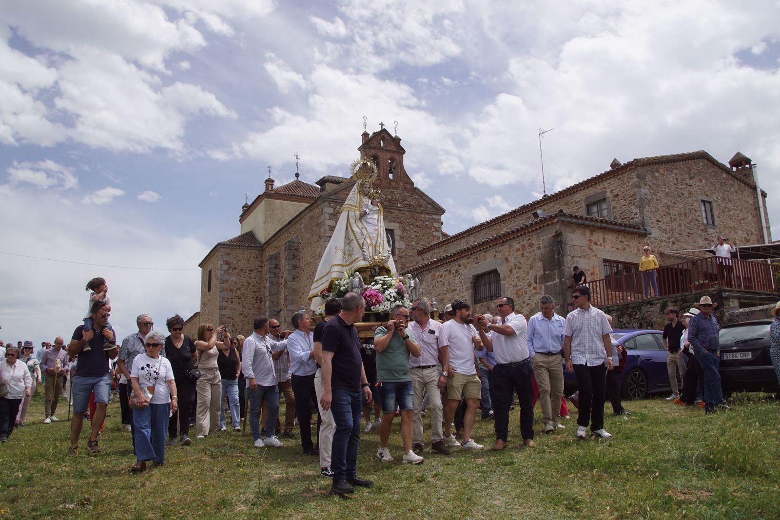 Valdejimena sale a los campos en su romería para honrar a su patrona