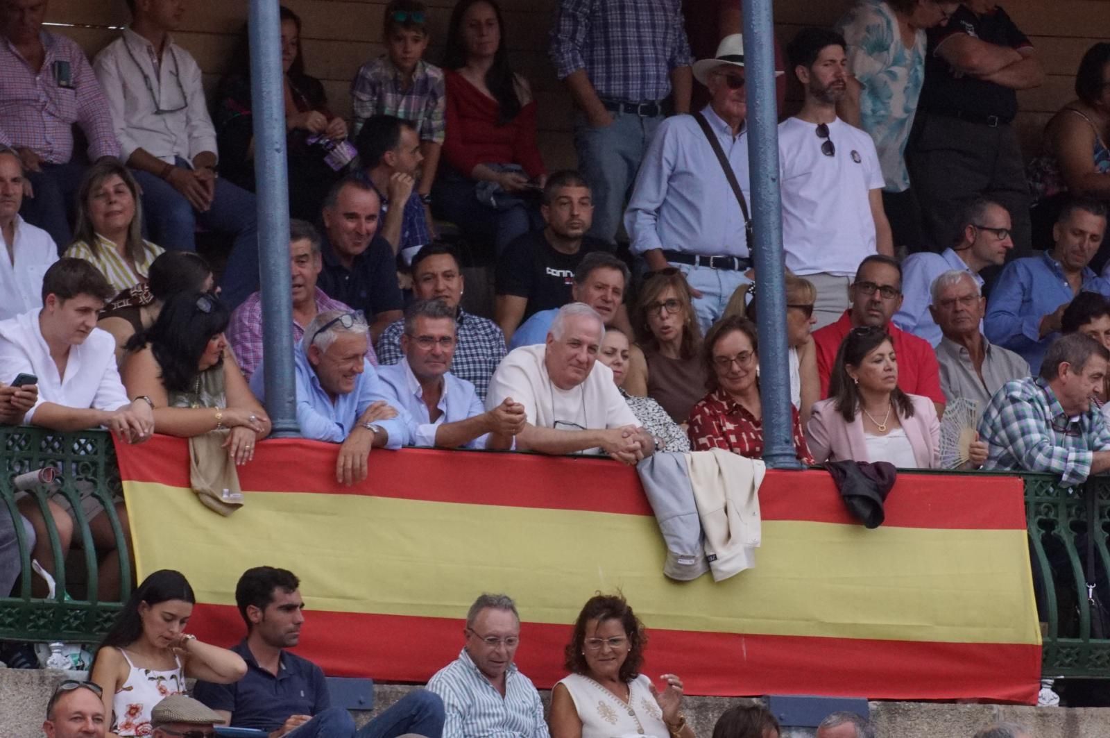 Expectación por ver los caballos de rejoneo en La Glorieta: imágenes del ambiente en los tendidos y en el patio de cuadrillas