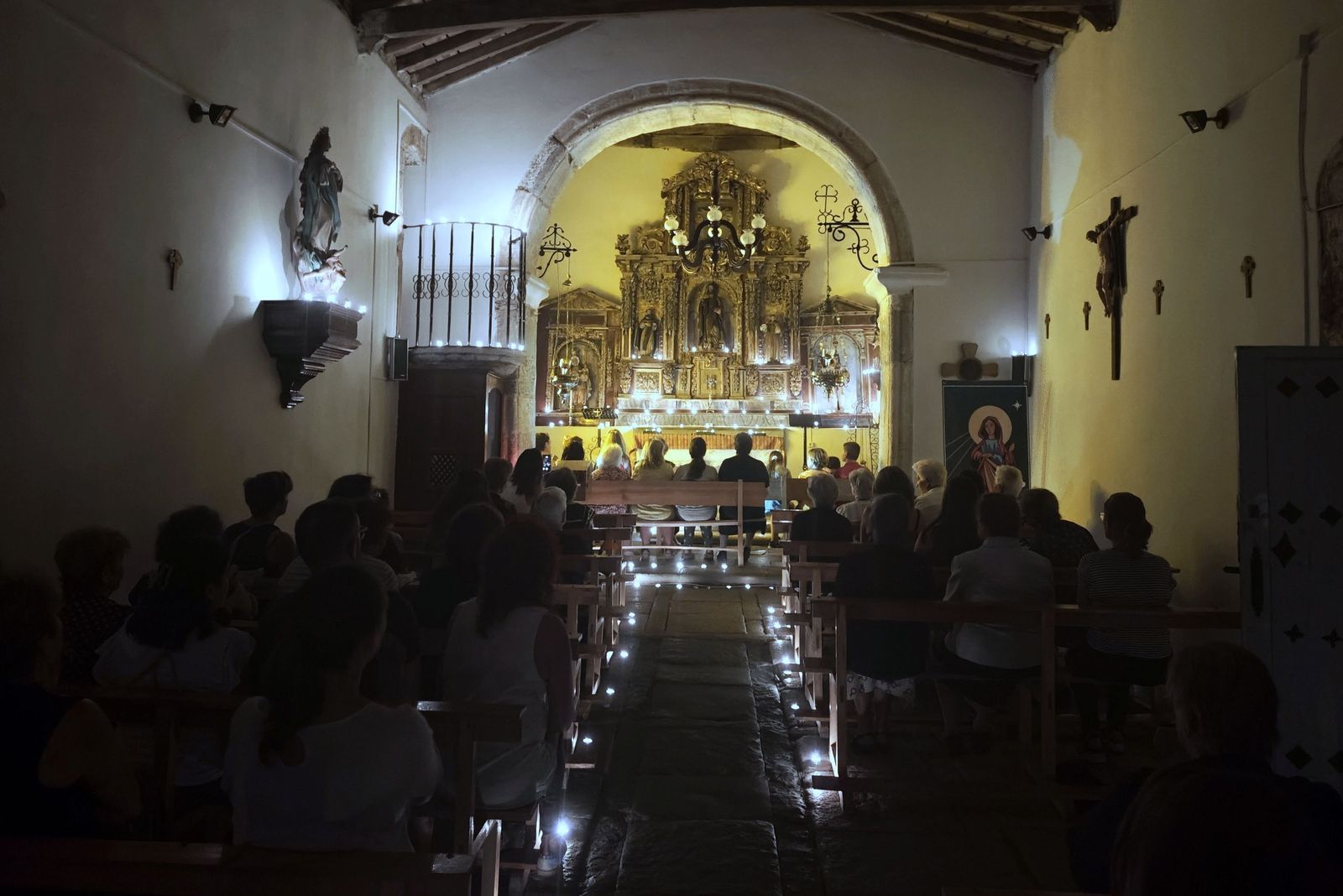 La Noche de las Velas: un faro de esperanza se enciende en Aliste como acto de resistencia frente a los incendios
