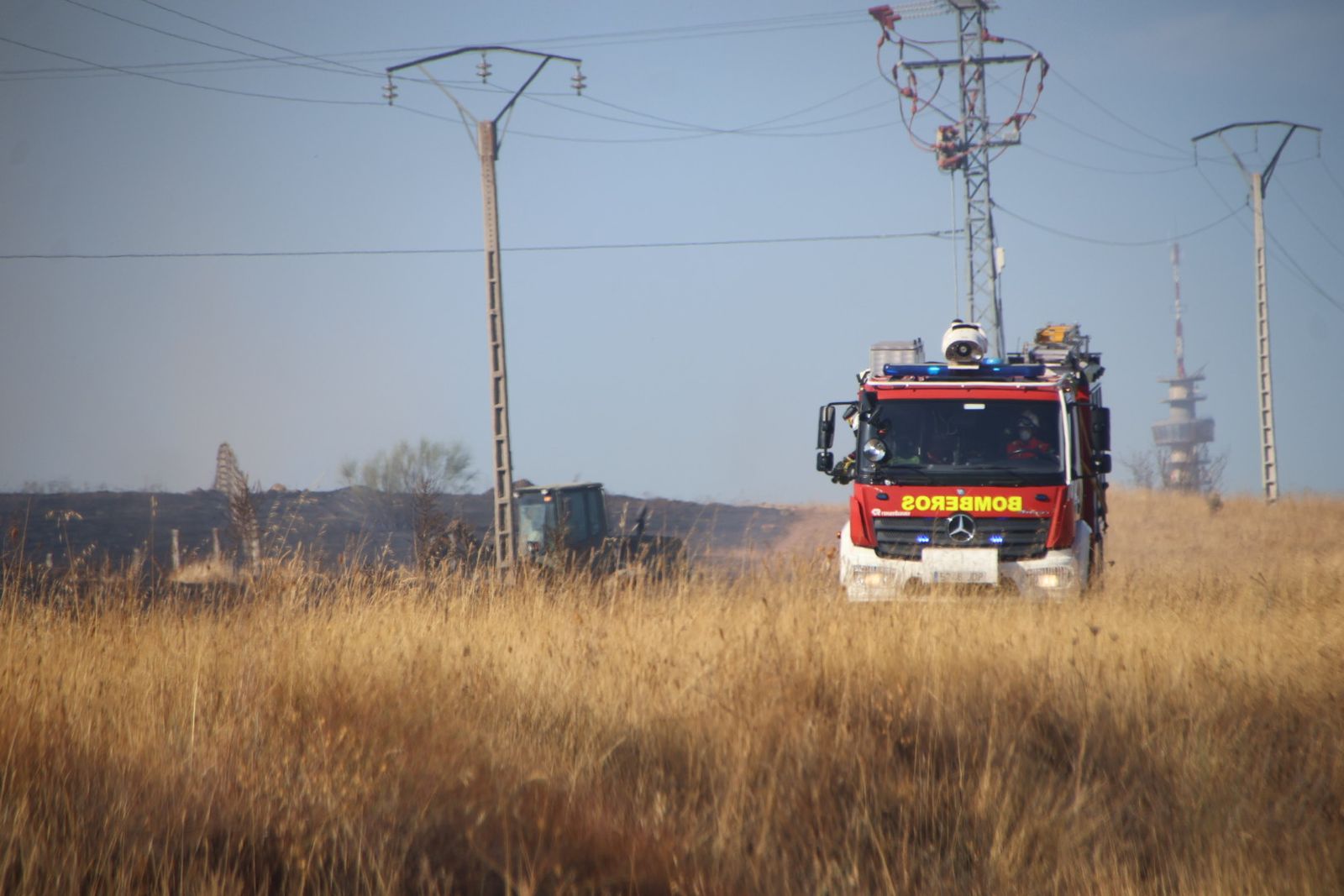 Incendio de rastrojos en la carretera de Matilla de los Caños