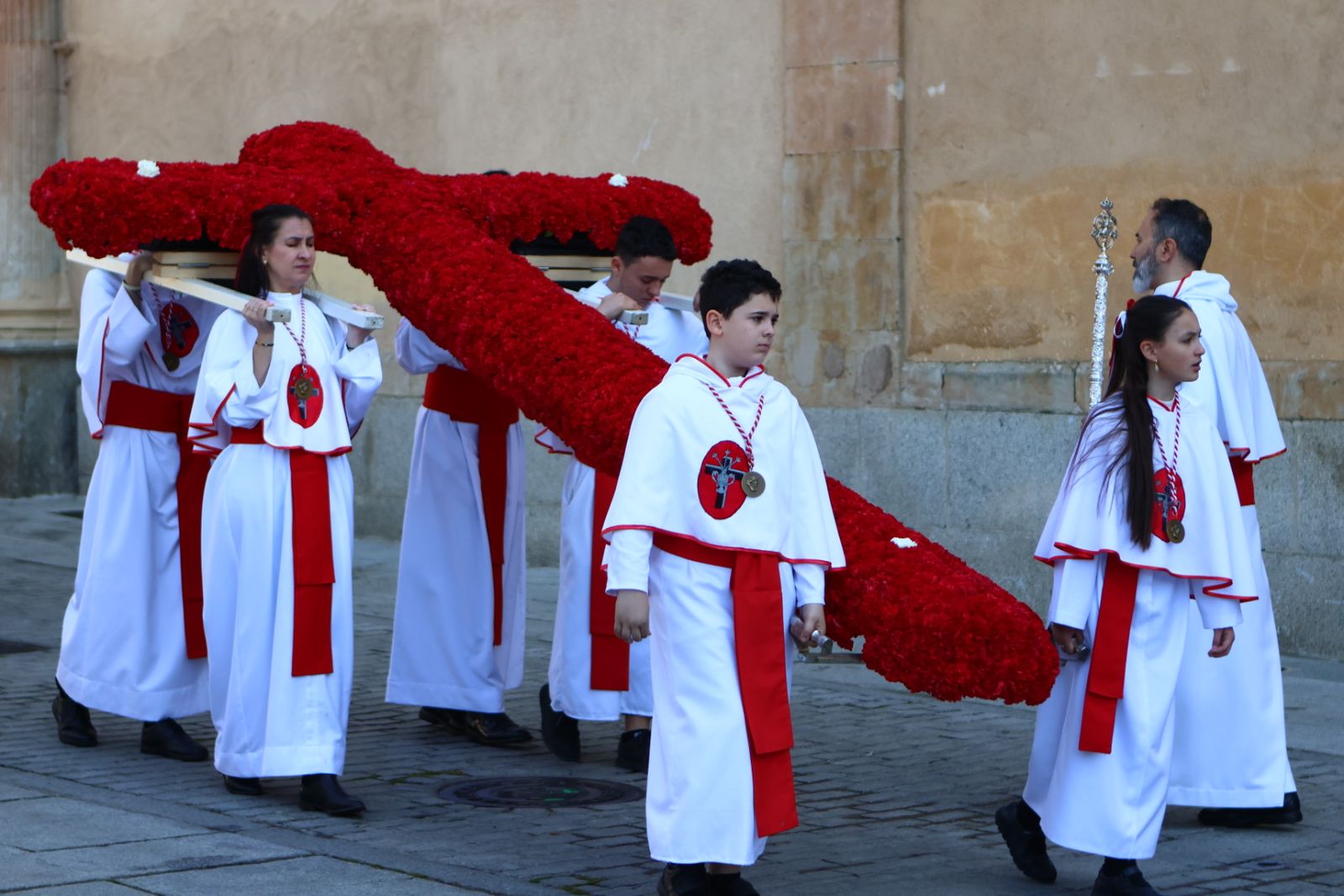 Procesión del encuentro de Nuestra Señora de la Alegría y Jesús Resucitado en el Domingo de Resurrección en Salamanca