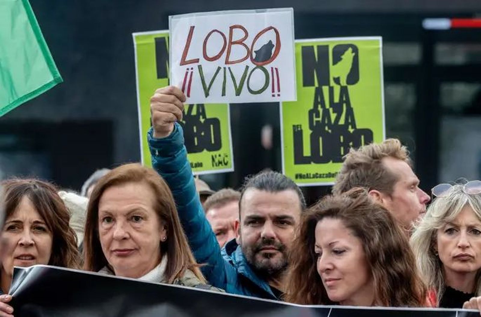 Decenas de personas durante la concentración ‘Salvar al lobo ibérico’, en la Plaza de Callao, a 5 de abril de 2025, en Madrid (España). Decenas de personas durante la concentración ‘Salvar al lobo ibérico’, en la Plaza de Callao, a 5 de abril de 2025, en Madrid (España).