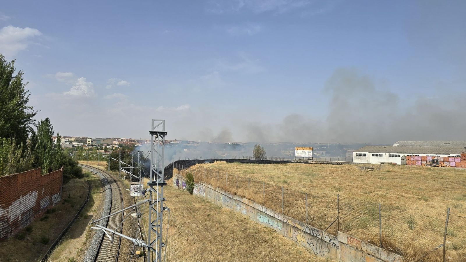 Incendio del poligono del Montalvo junto a las vías del tren.jpeg