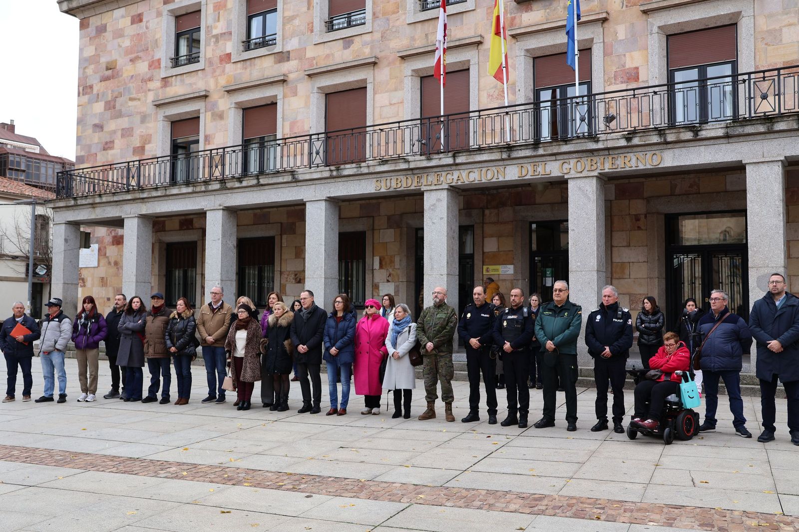 Minuto de silencio Zamora poor asesinatos viiolencia machista
