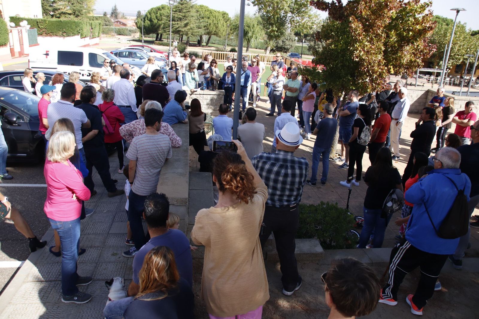 Concentración de los vecinos de Carrascal de Barregas para quejarse sobre el agua