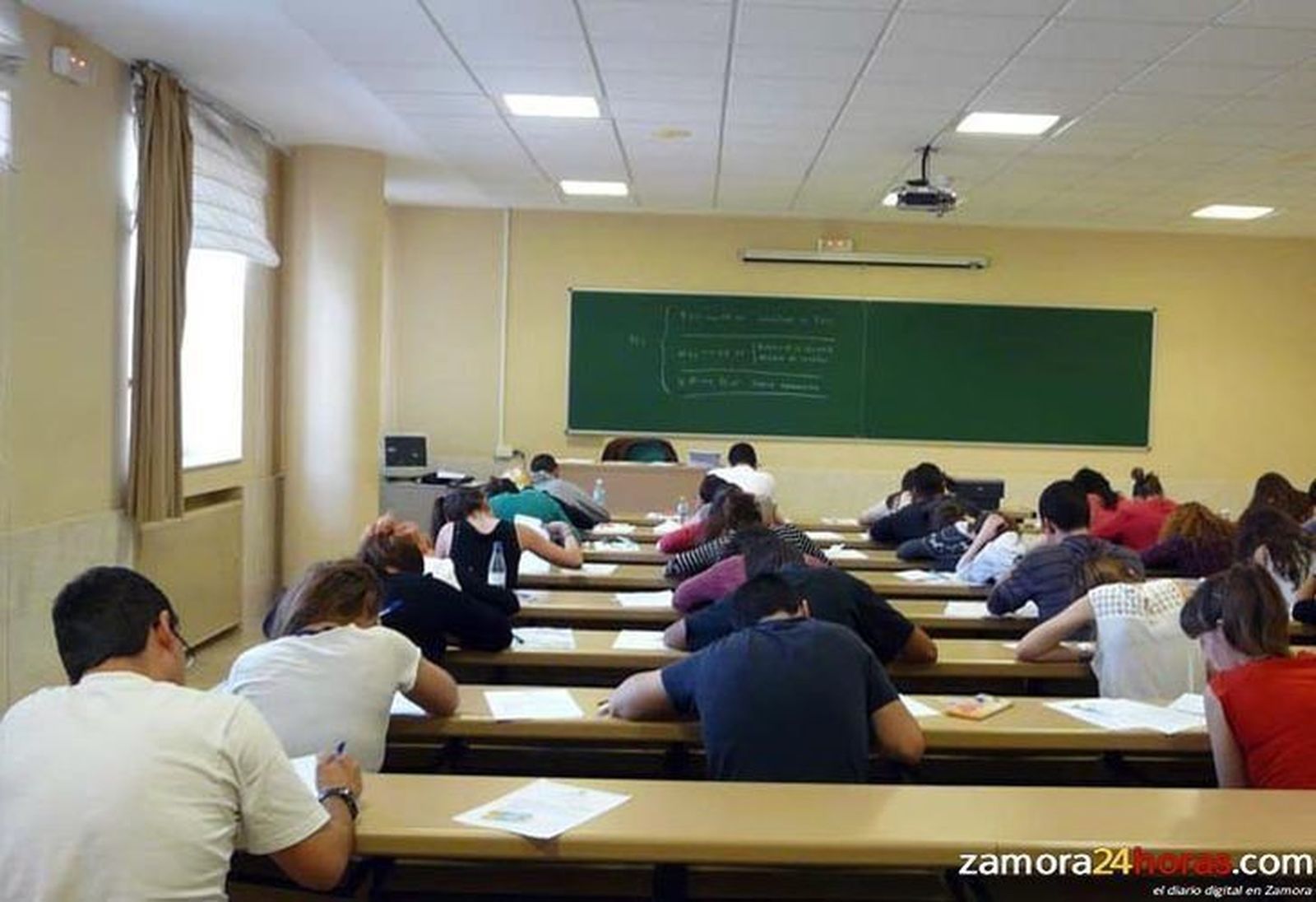 Un aula con estudiantes. Archivo
