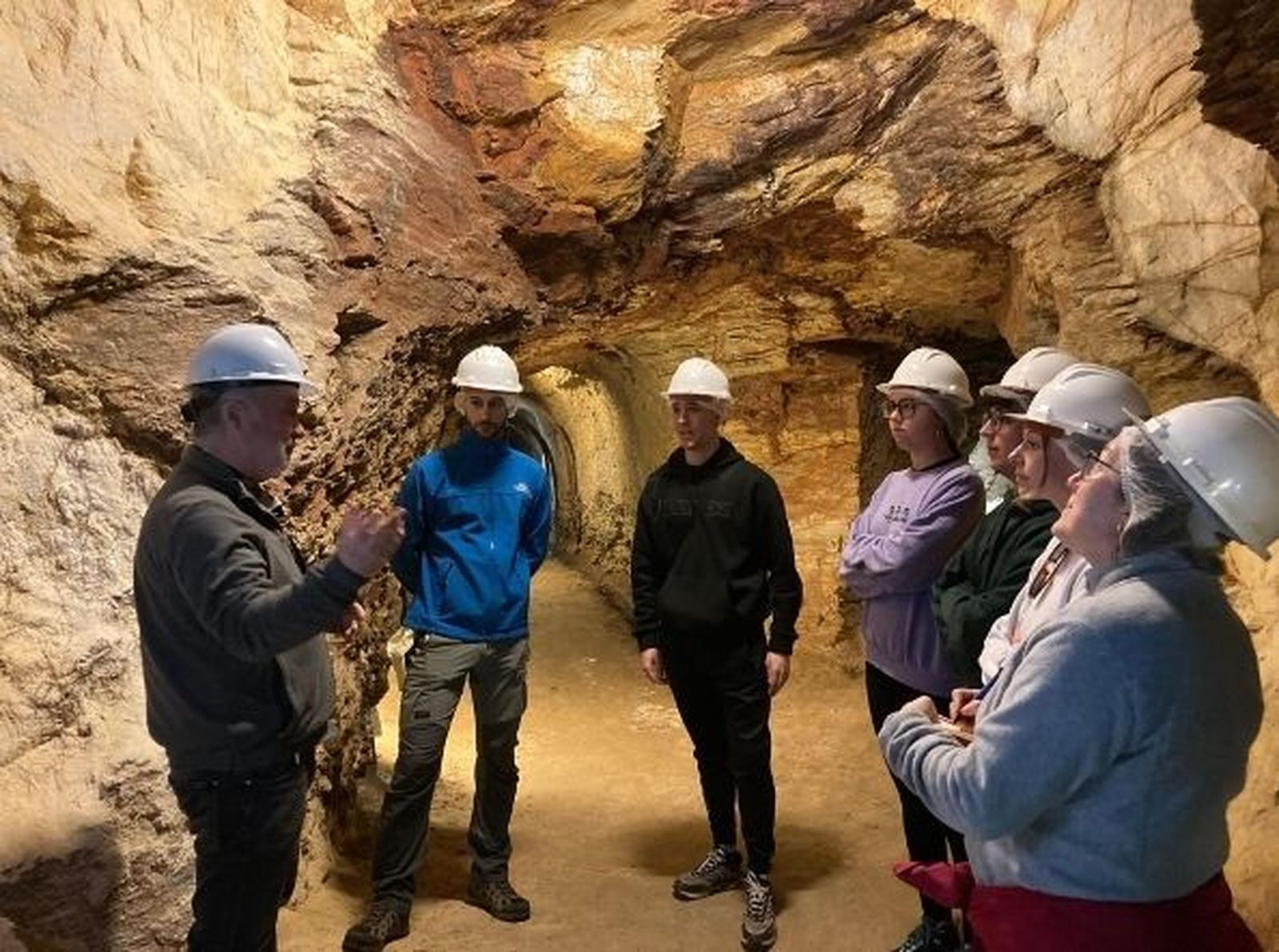 Geología y arqueología se dan la mano en una ruta educativa a la Mina El Carrascal de Villadepera