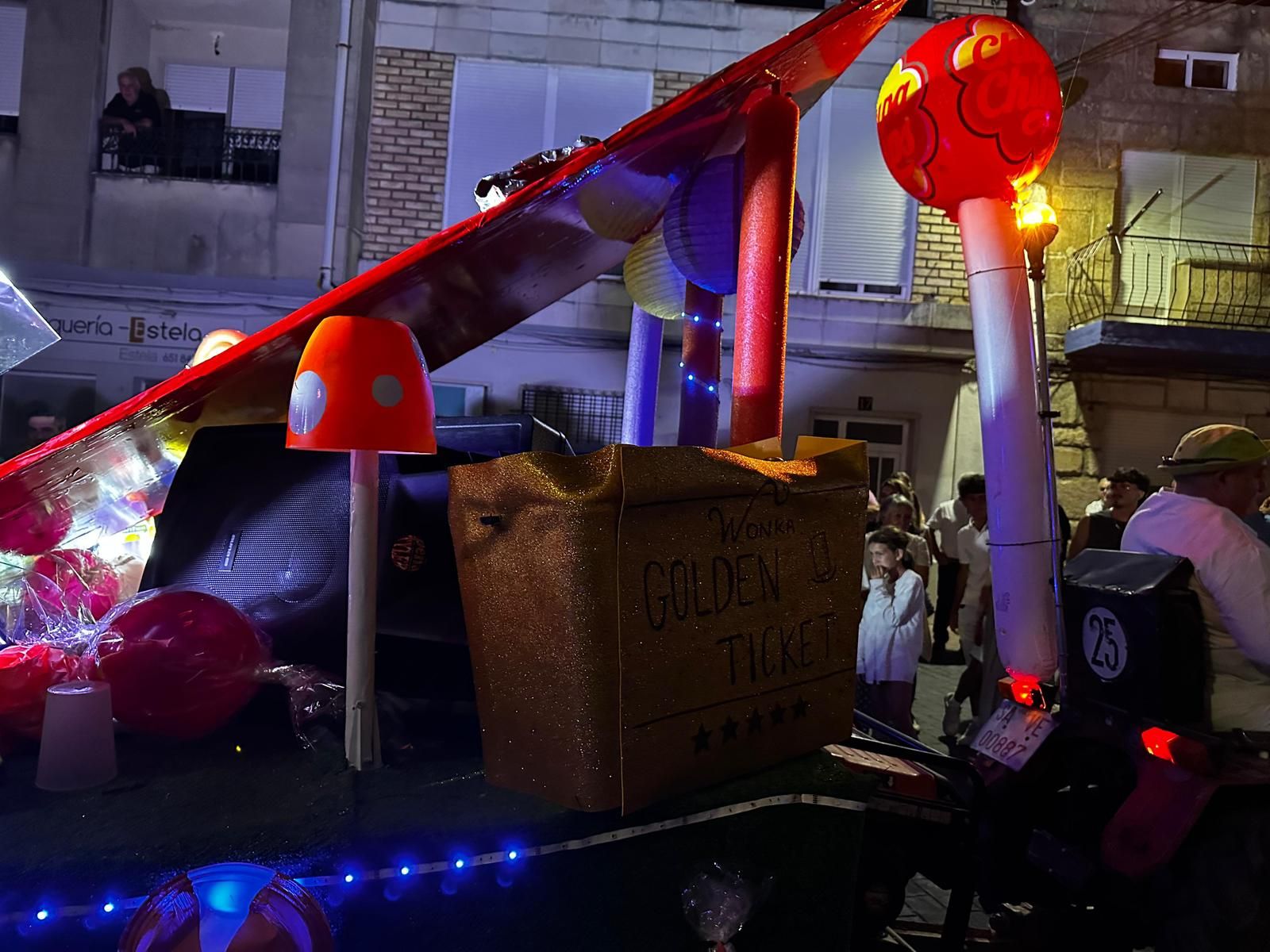 El desfile de carrozas de Aldeadávila vuelve a llenar de luz y color las calles en sus fiestas