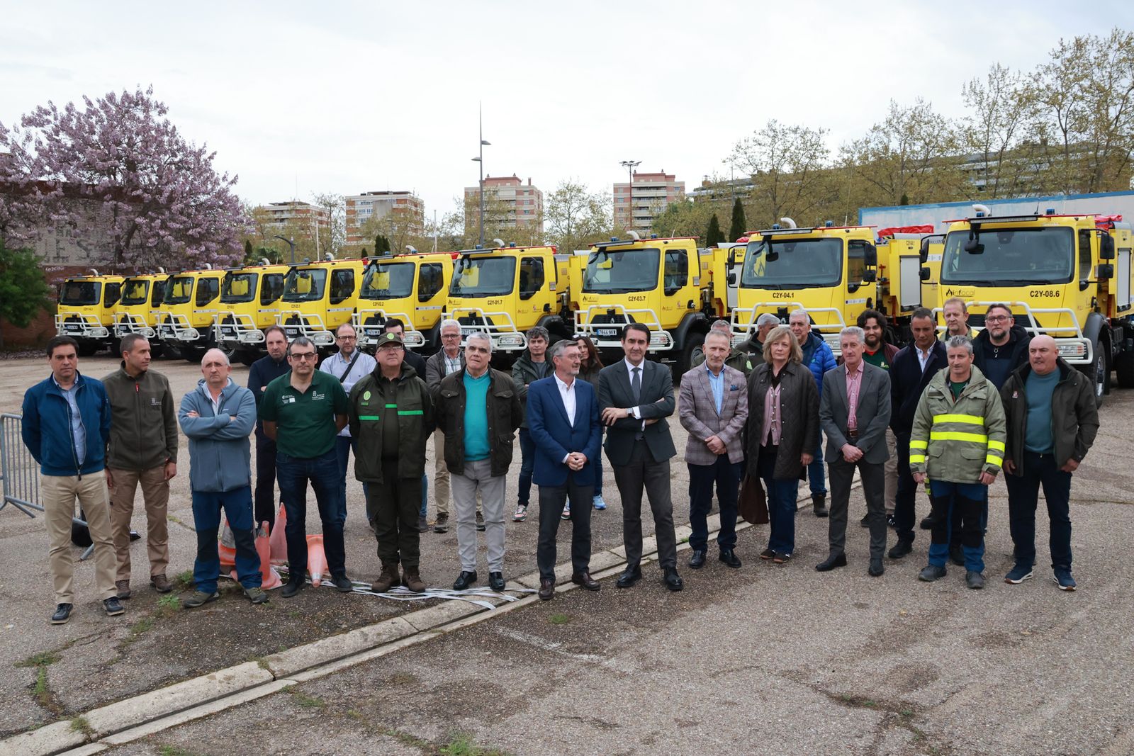 El consejero de Medio Ambiente en la entrega de los 12 nuevos camiones