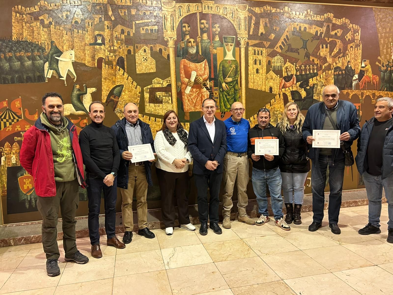 Tres radioaficionados de la Red de Radio de Emergencia (REMER) son reconocidos por su vocación de servicio público