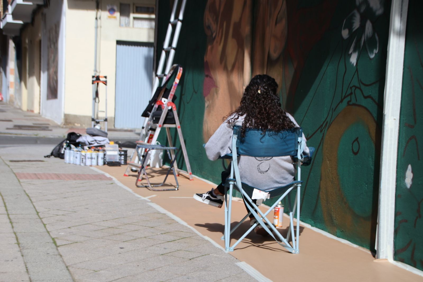 Los artistas de la Plaza del Oeste comienzan a pintar los murales