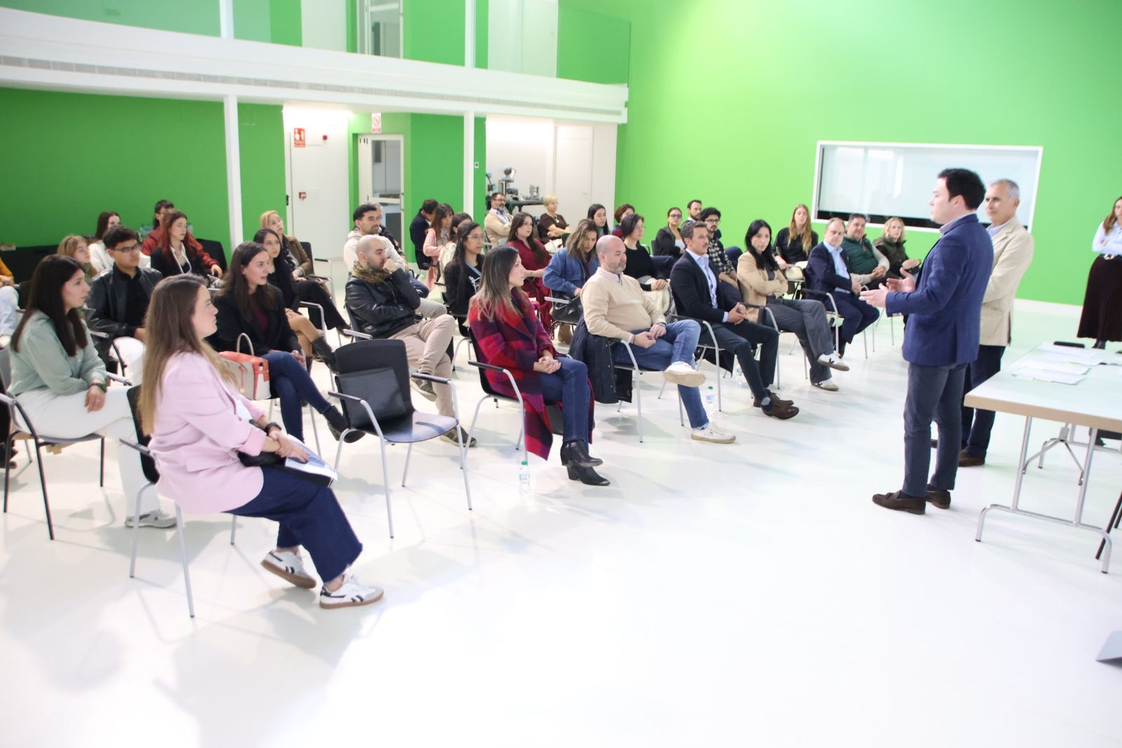Entrega de diplomas de Centro de Alto Rendimiento Empresarial, Marketing con IA y Data Analytics de Empleo Joven