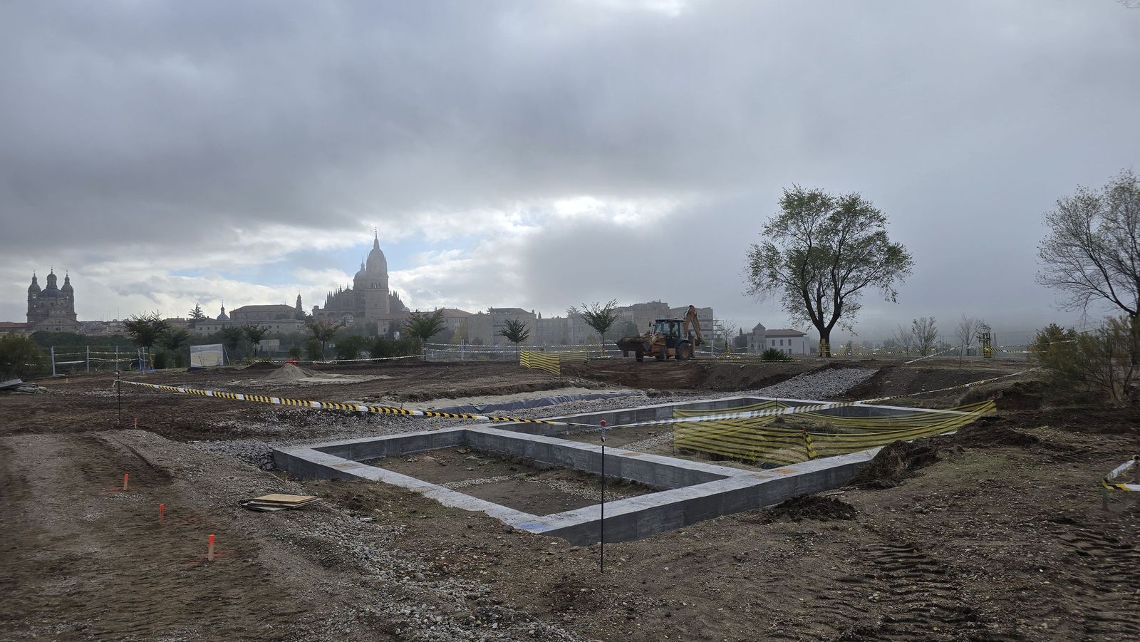 El alcalde de Salamanca, Carlos García Carbayo, informa de los hallazgos y las actuaciones que se están realizando en el Cerro de San Vicente