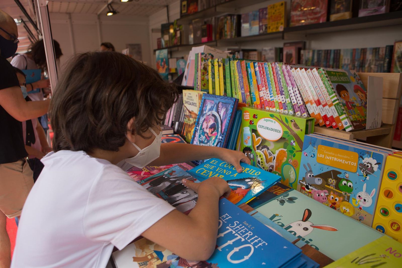 Un niño ojea libros | EP Un niño ojea libros | EP