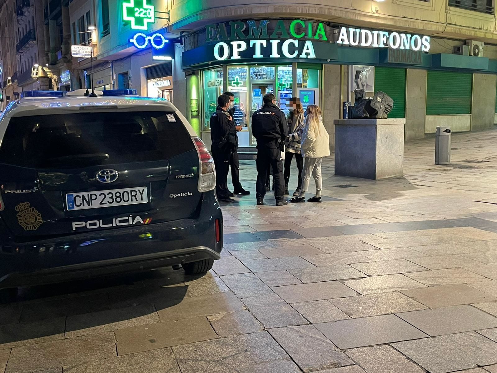 Jóvenes en el momento de ser multadas por saltarse el toque de queda