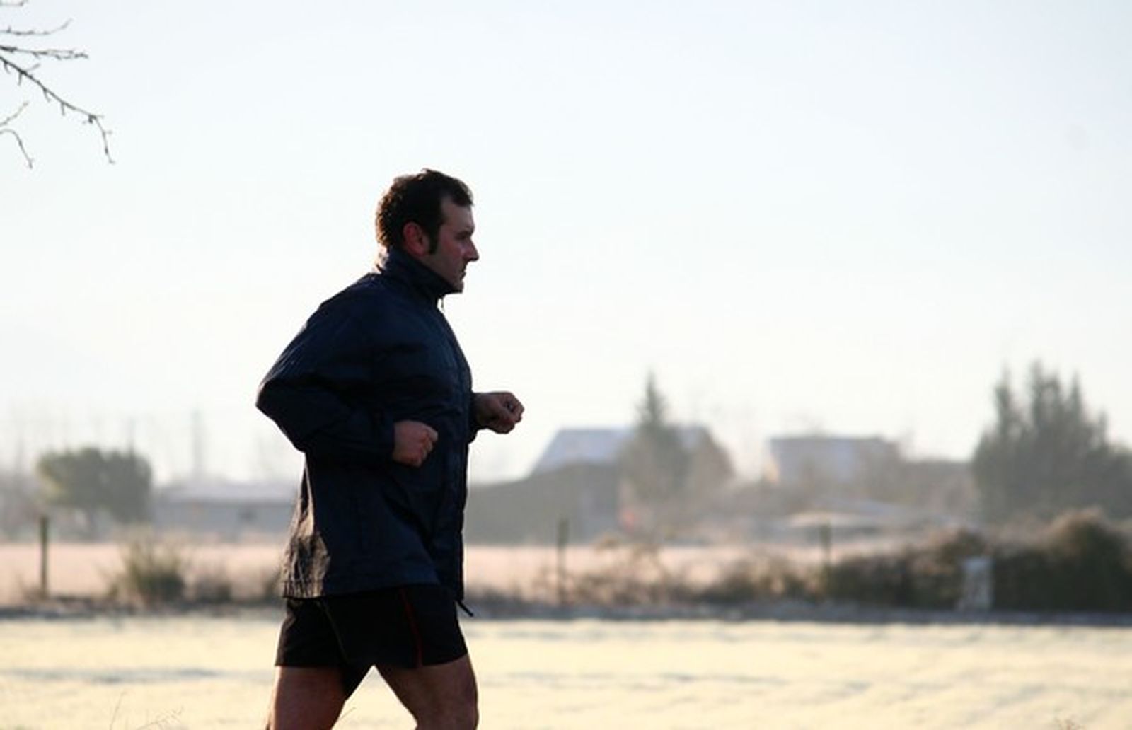 Un hombre haciendo ejercicio a primera hora de la mañana.