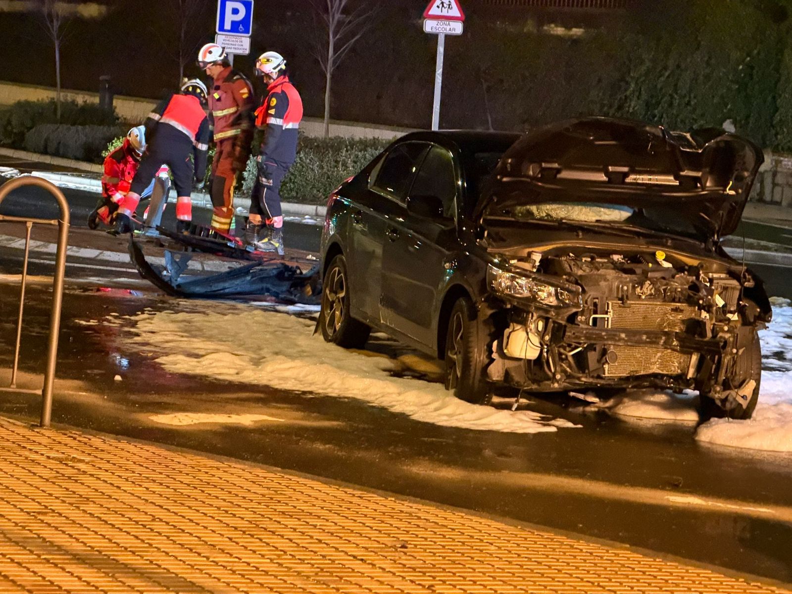 Un coche atraviesa una rotonda y acaba destrozado en la avenida de la Merced