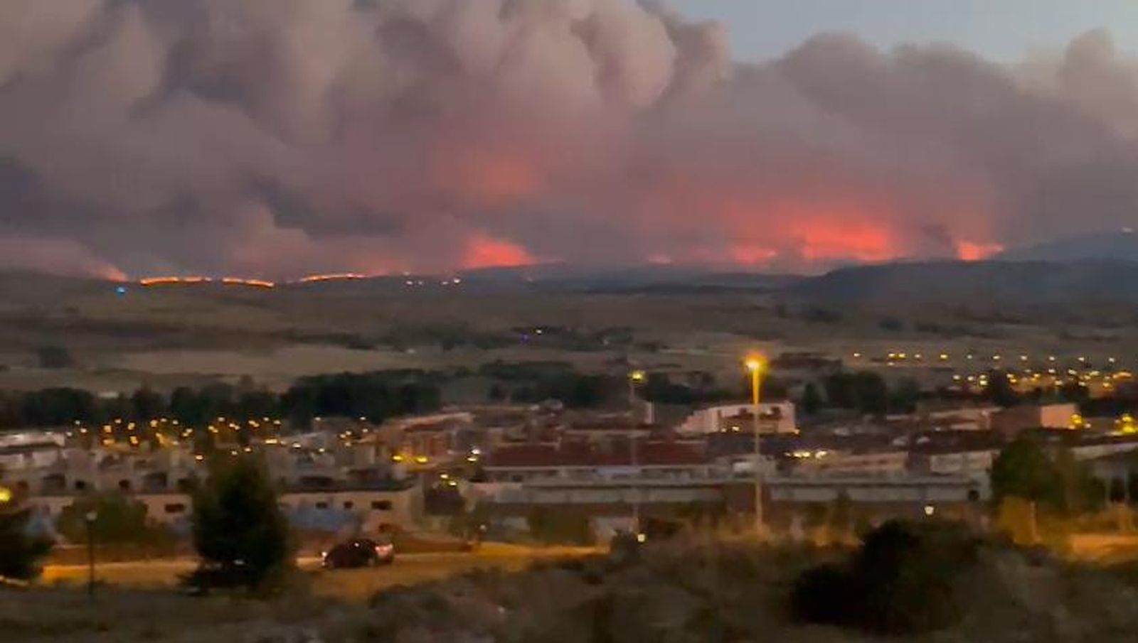 Incendio Navalacruz desde Ávila en uno de sus peores momentos.