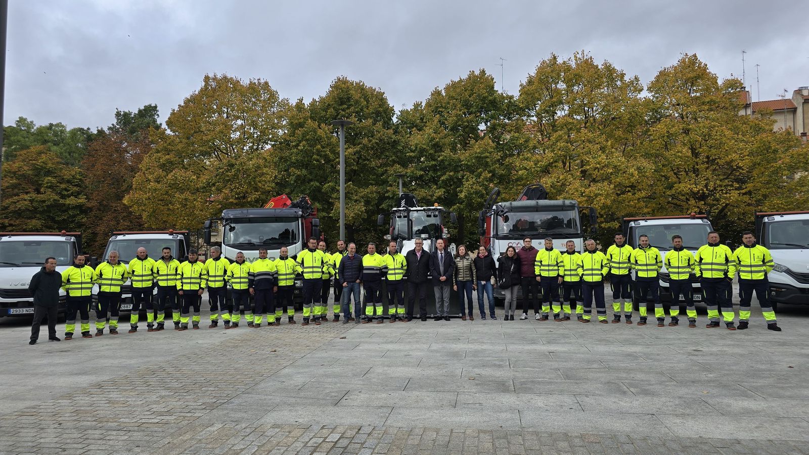 El concejal de Fomento, Fernando Carabias, presenta la nueva maquinaria para el mantenimiento de viales de la ciudad