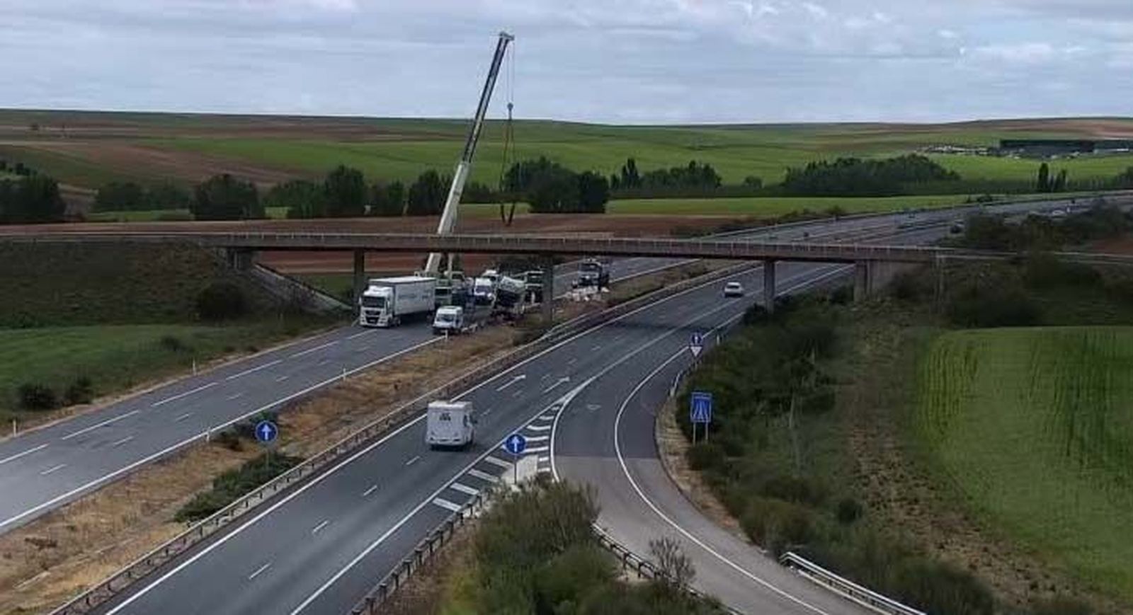 Una enorme grúa retira el camión accidentado en la A 62
