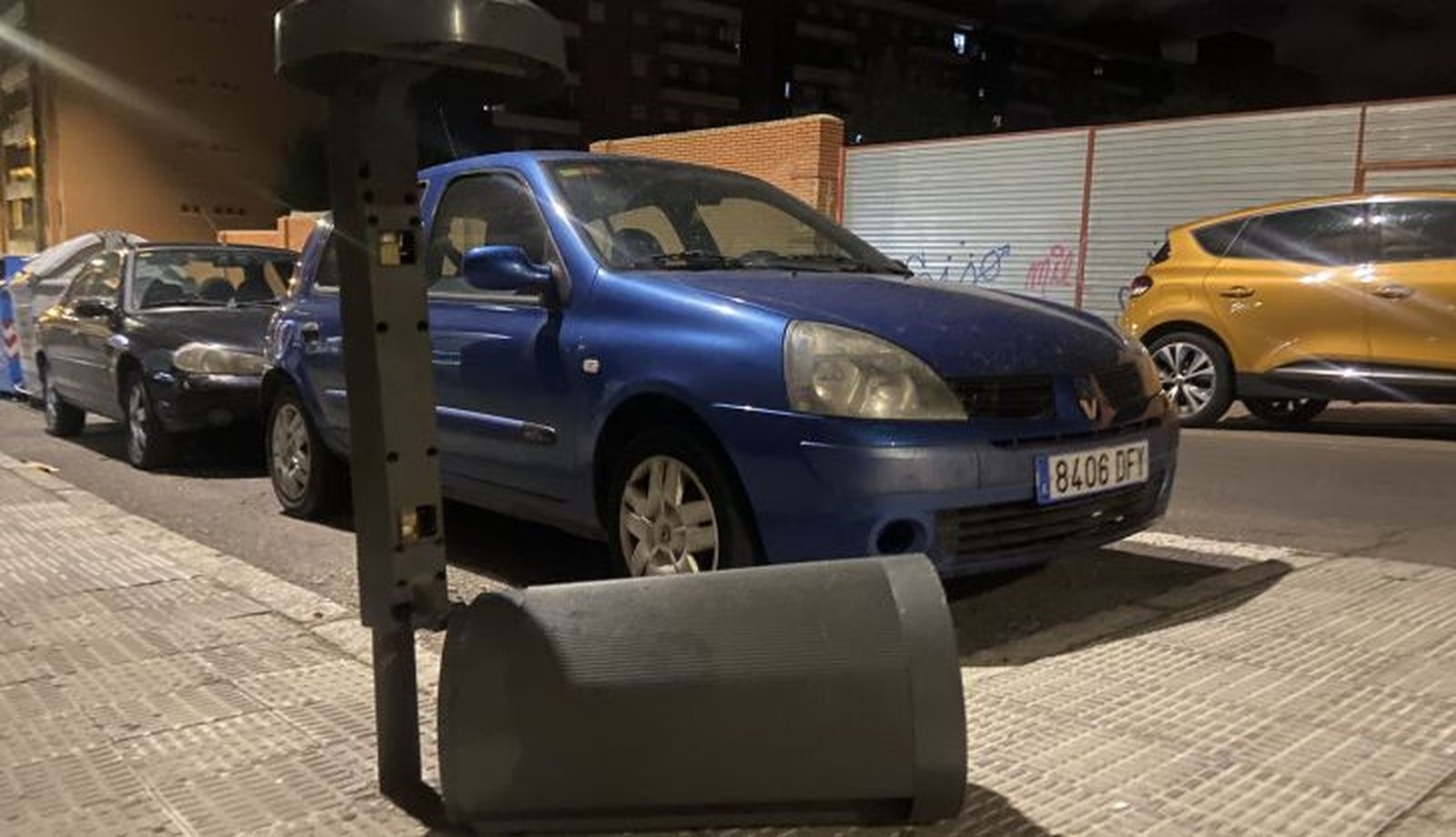 Papelera rota en la calle Mérida martes