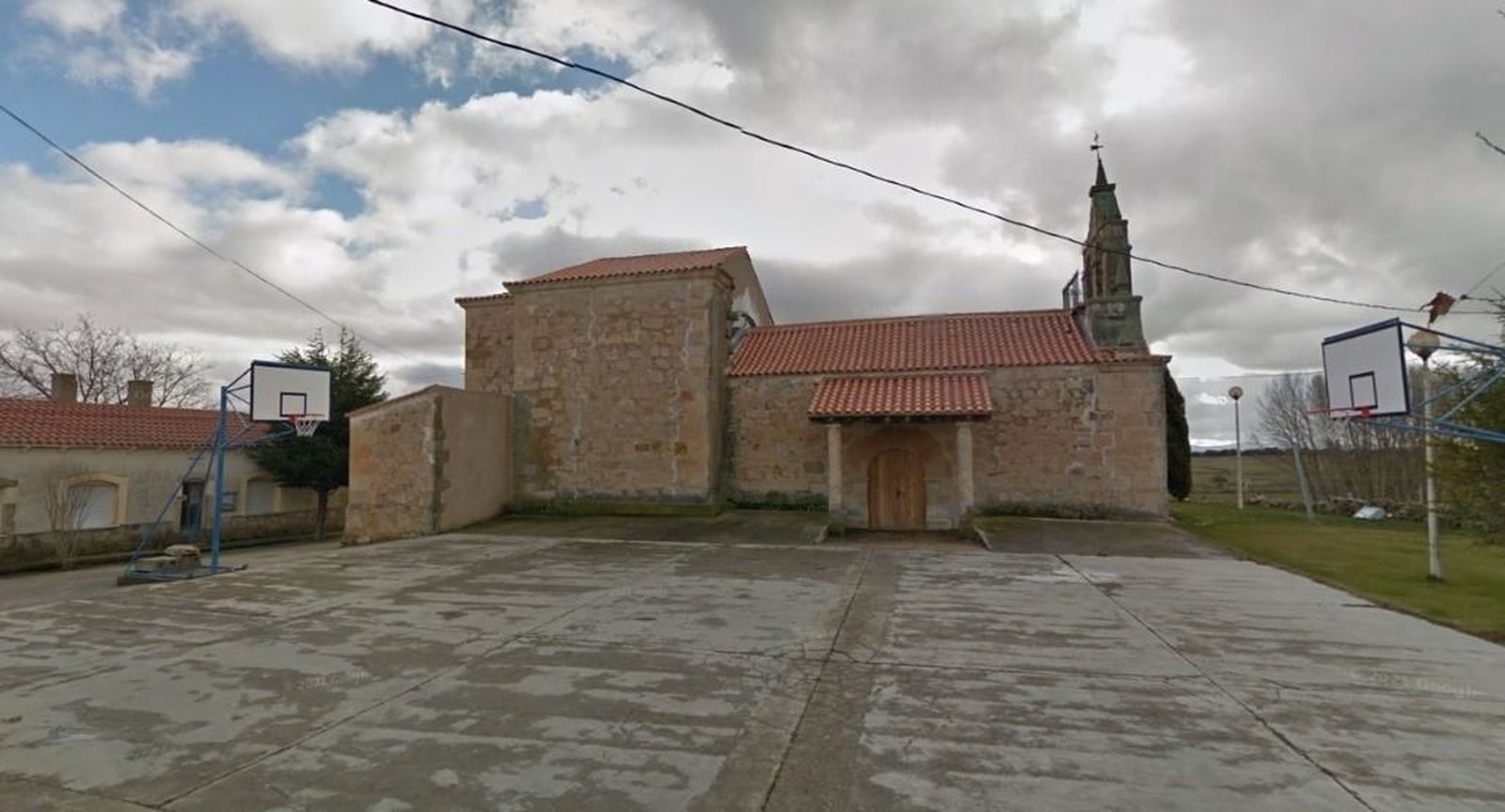 Ayuntamiento de Tabera de Abajo (izquierda) junto a la iglesia parroquial. Google Maps.