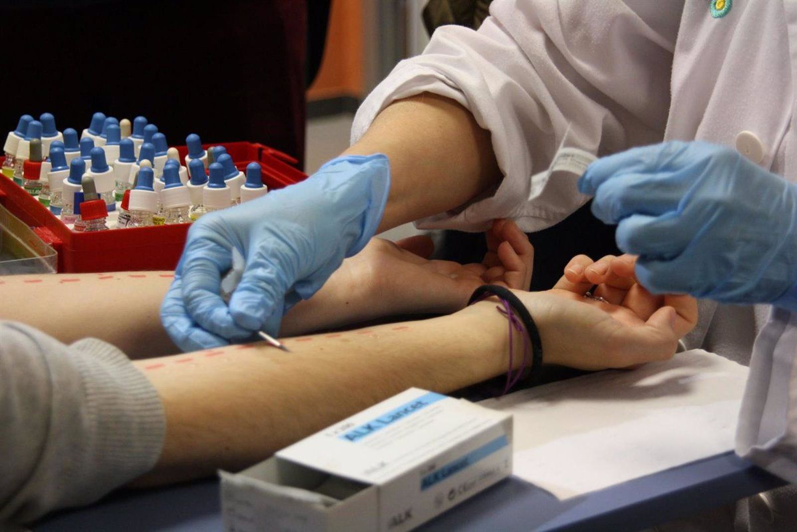 Un sanitario realiza pruebas de alergia a un paciente | Foto: EP