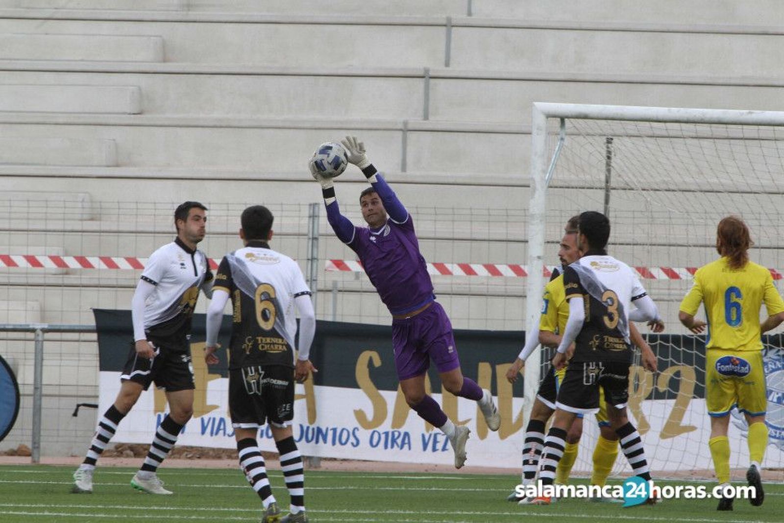 Serna realiza una parada en la Copa RFEF ante la Arandina.