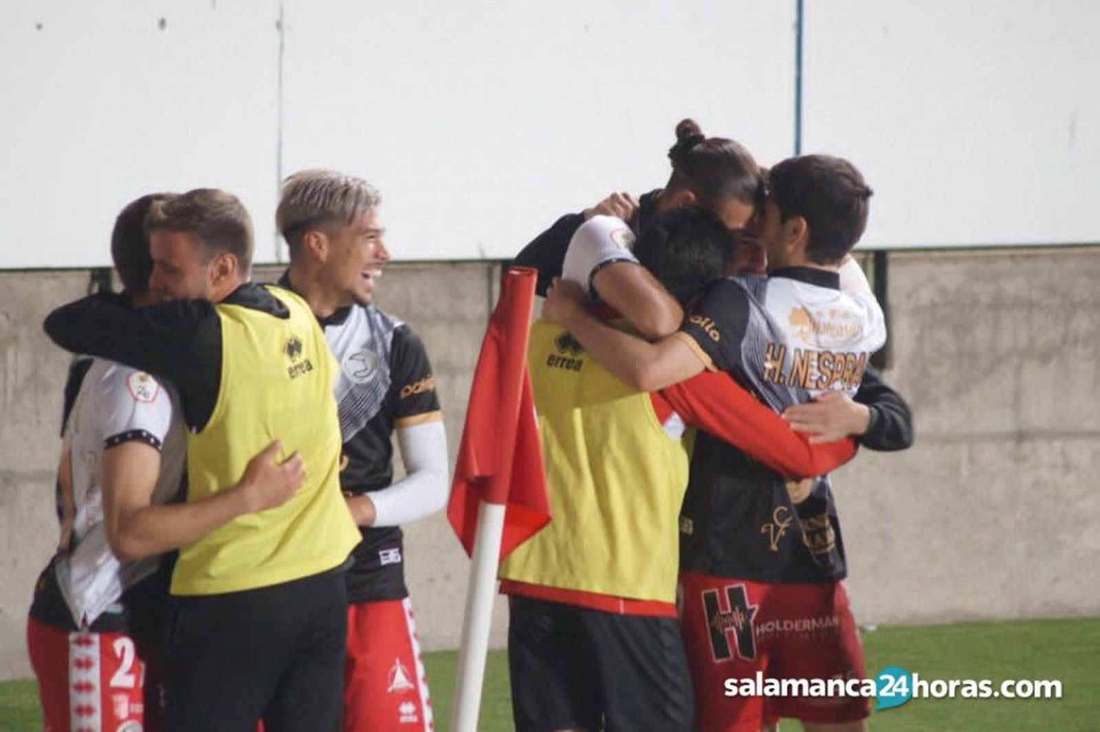 Los jugadores blanquinegros y parte del cuerpo técnico festejan uno de los goles de Viana en el Ruta de la Plata.