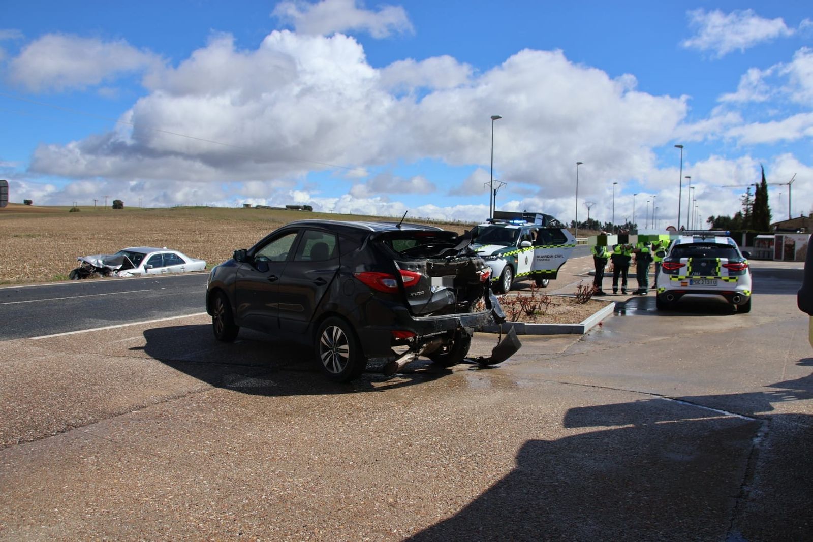 GALERÍA | Cuatro personas resultan heridas tras una fuerte colisión entre dos turismos en Villamayor