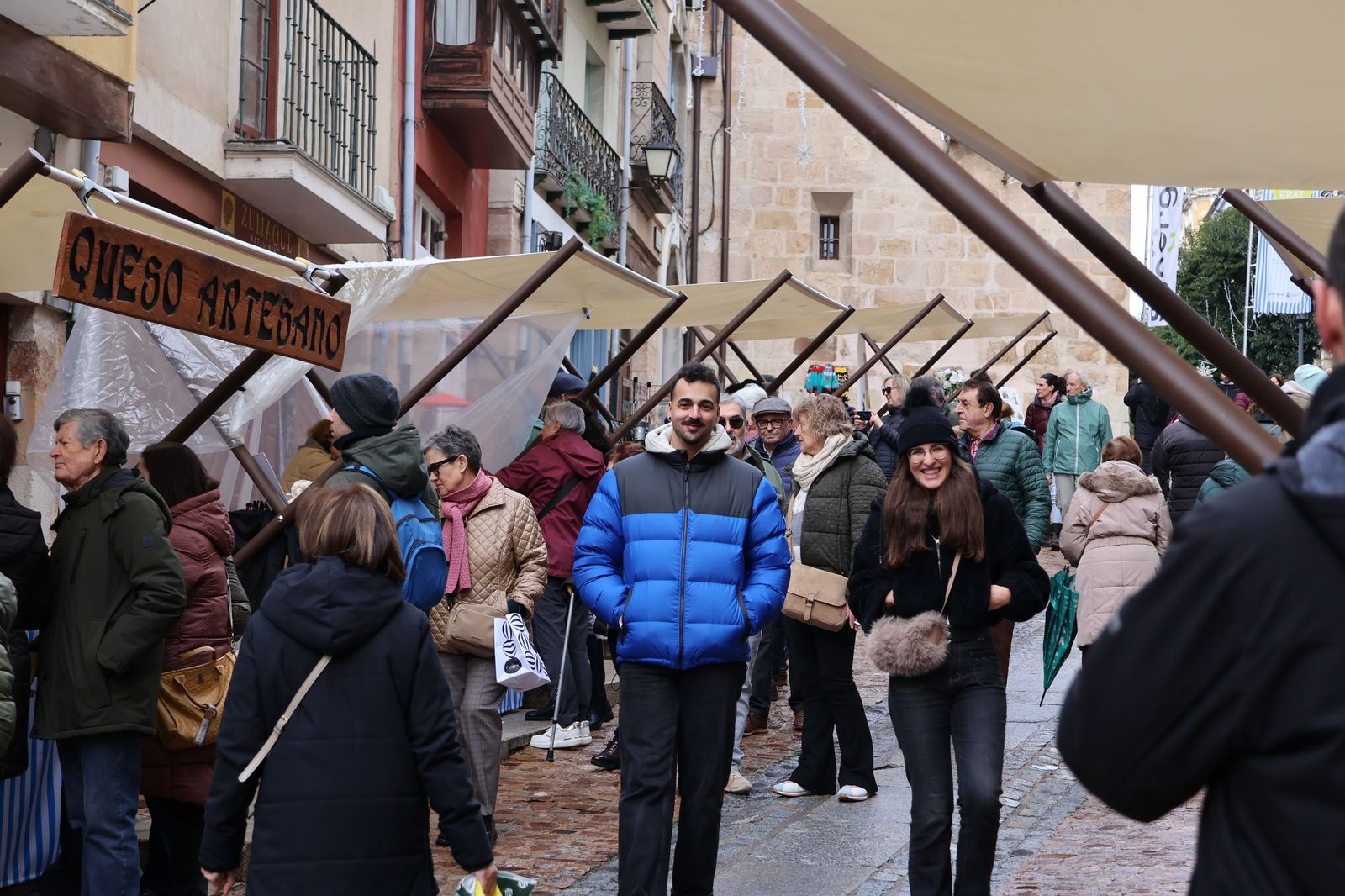 GALERÍA | El mercado de artesanos en la calle Balborraz como escaparate del producto local