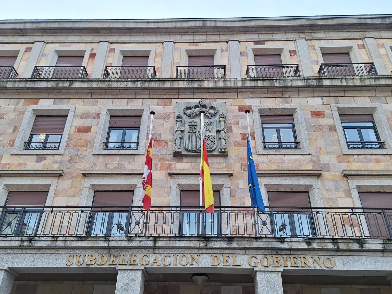 Imagen de las banderas a media asta