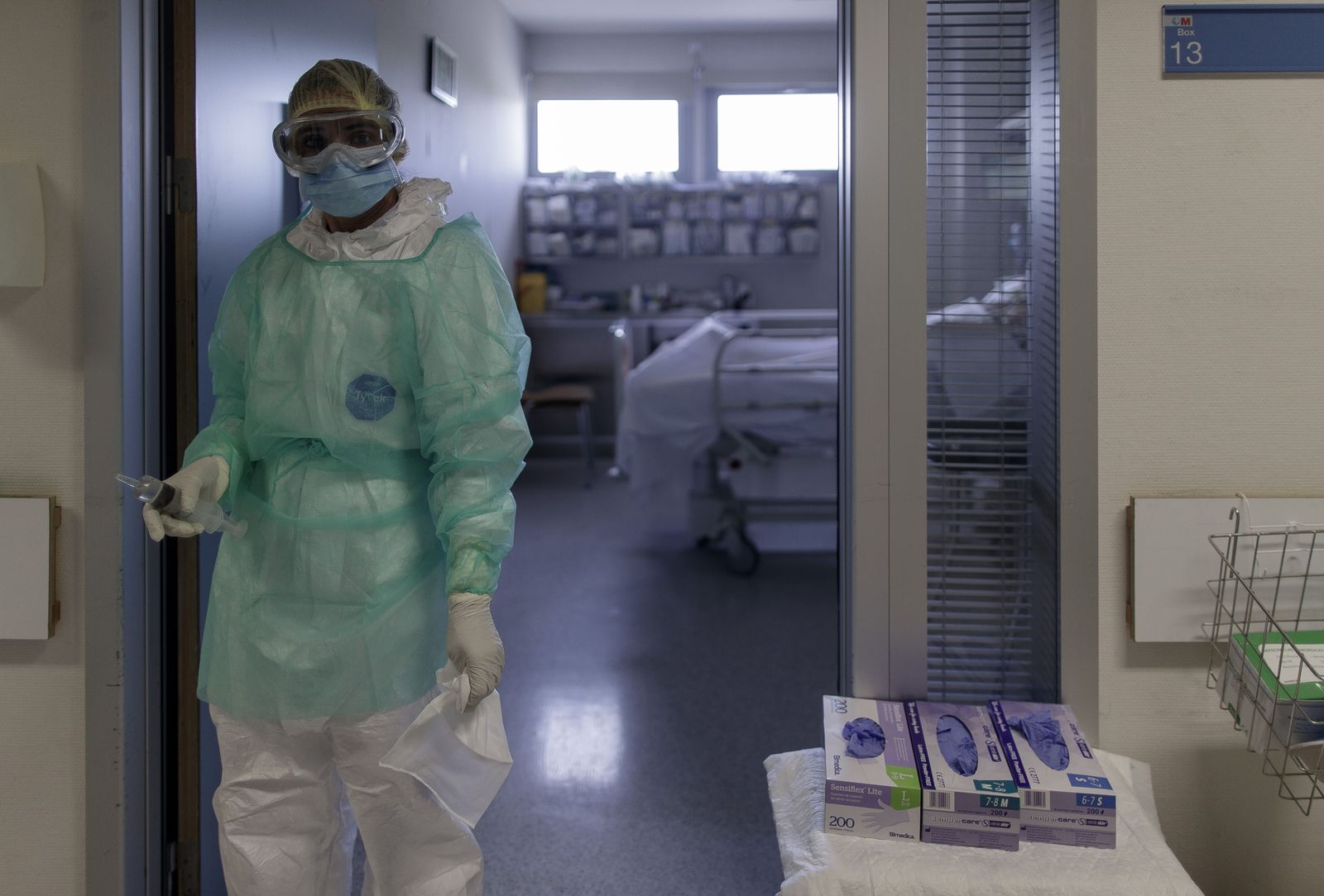 Un trabajador sanitario en la puerta de la habitación de un paciente ingresado en la Unidad de Cuidados Intensivos del Hospital Infanta Sofía en San Sebastián de los Reyes Un trabajador sanitario en la puerta de la habitación de un paciente ingresado en la Unidad de Cuidados Intensivos del Hospital Infanta Sofía en San Sebastián de los Reyes