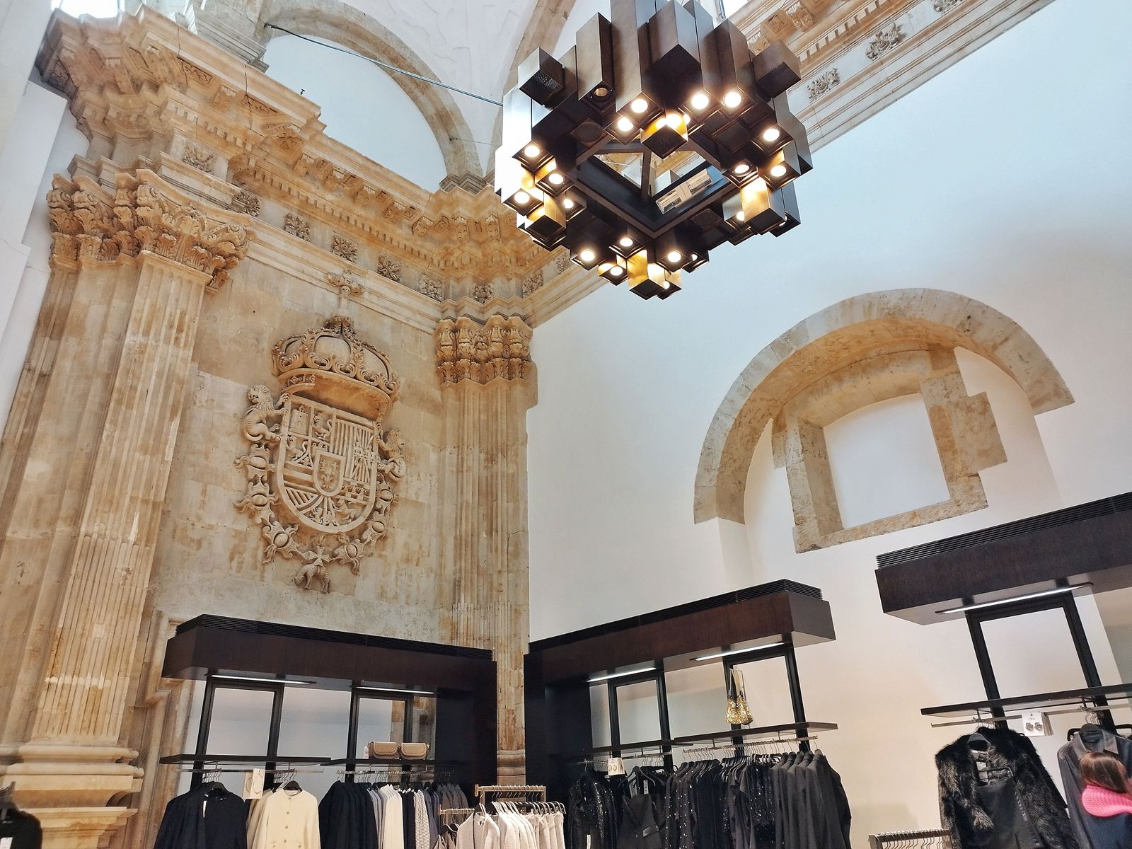 Interior de la tienda que ocupa actualmente el que fuera el hospicio-convento de San Antonio El Real