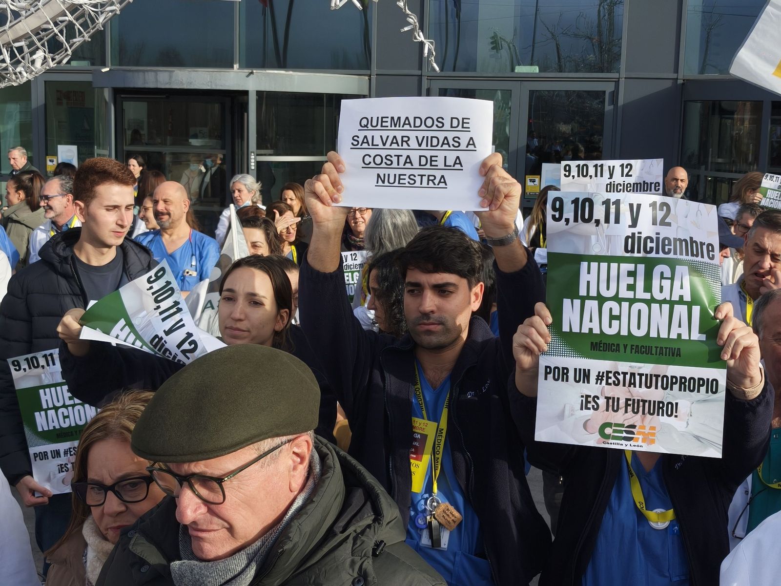 Los médicos se concentran en Salamanca a las puertas del CAUSA por la huelga de facultativos