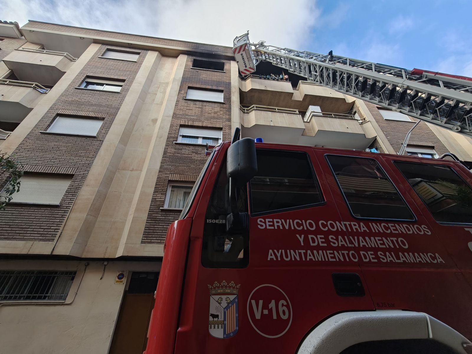 Los bomberos sofocan un incendio en una vivienda de la calle Vasco de Gama