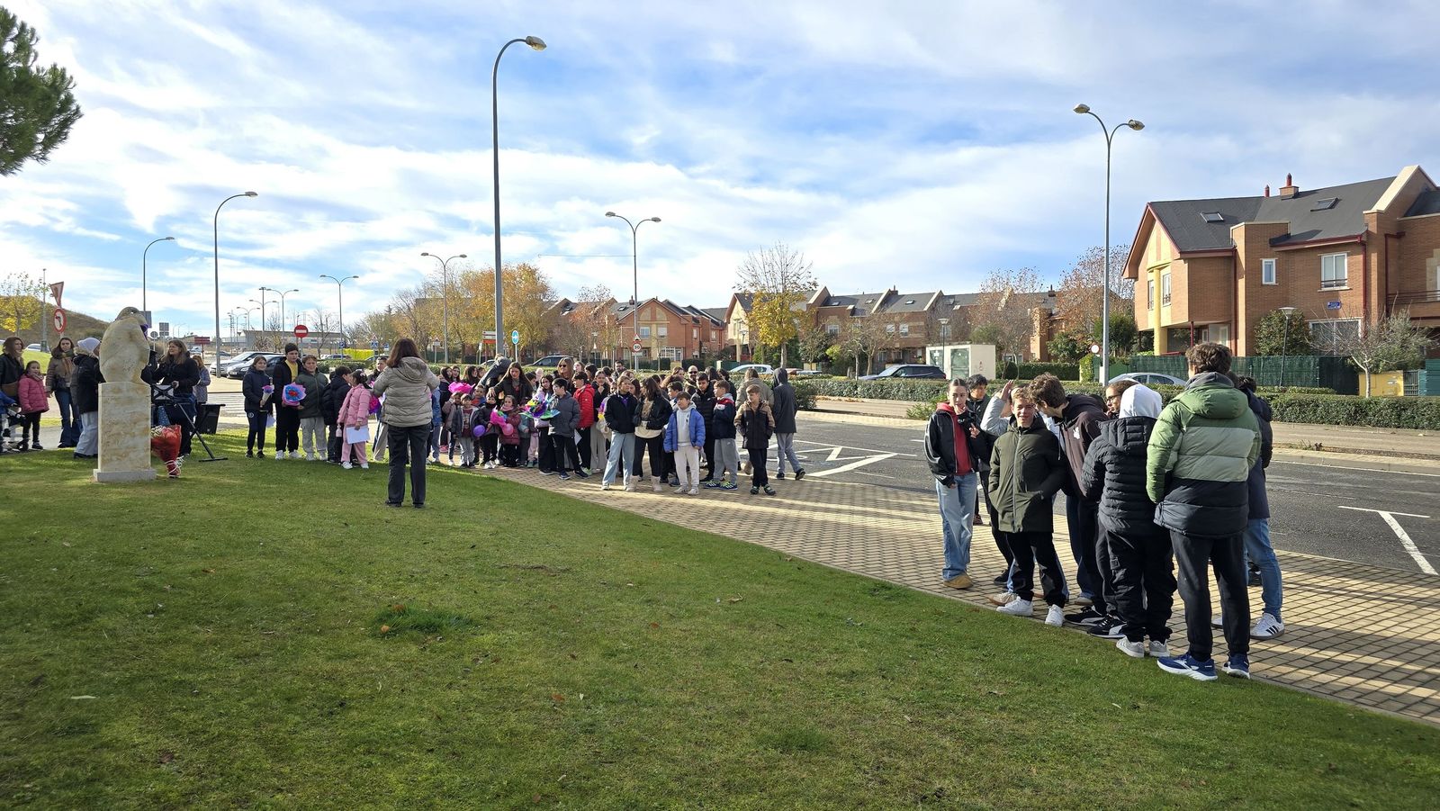 Ofrenda floral y lectura del manifiesto institucional por el Día Contra la Violencia de Género