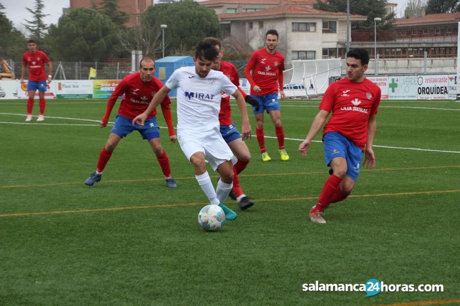 Manzano, en un duelo entre Ribert y el Benavente. Manzano, en un duelo entre Ribert y el Benavente.