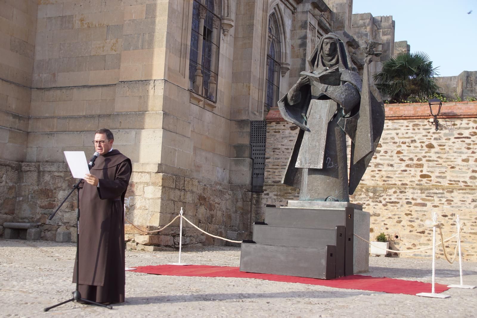 Ofrenda Floral a Santa Teresa en Alba de Tormes (11).jpeg