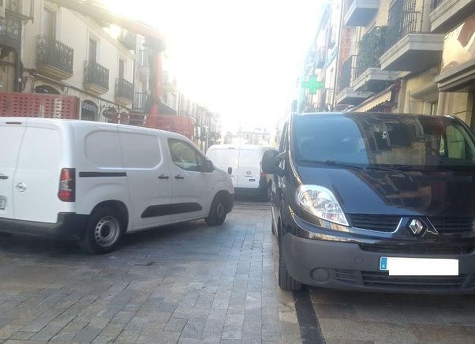 Vehículos de reparto mal estacionados en Salamanca
