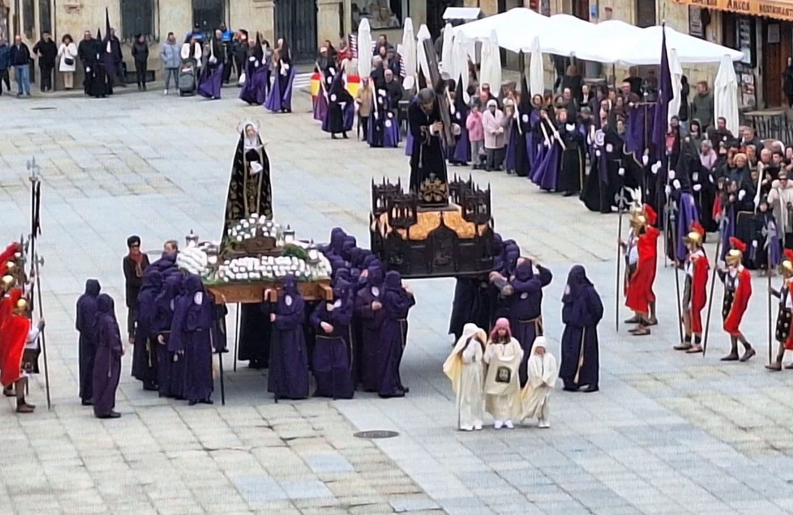 El Santo Encuentro entre el Nazareno y la Virgen Dolorosa en Ciudad Rodrigo. Foto @MarcosIglesias5 El Santo Encuentro entre el Nazareno y la Virgen Dolorosa en Ciudad Rodrigo. Foto @MarcosIglesias5
