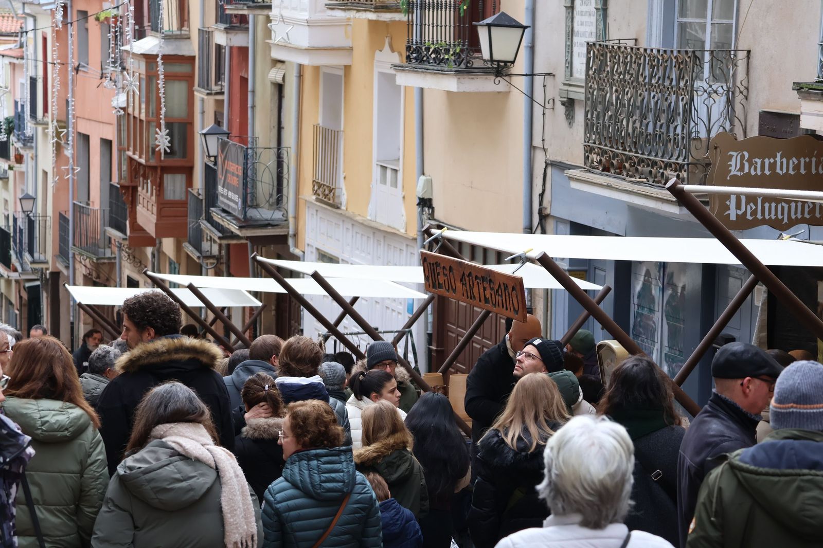 GALERÍA | El mercado de artesanos en la calle Balborraz como escaparate del producto local
