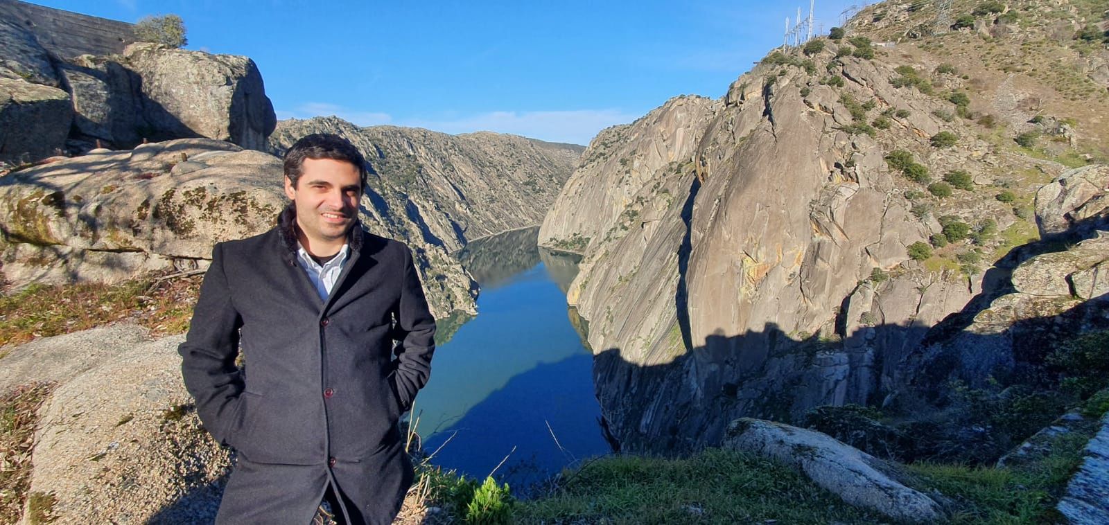 El cabeza de lista de UPL, Carlos Javier Salgado, en la presa de Aldeadávila