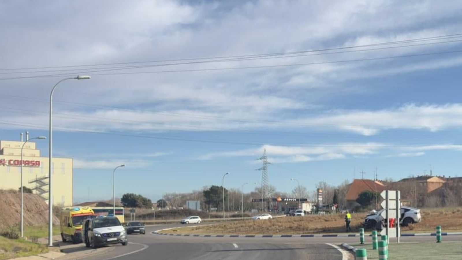 Guardia Civil, una ambulancia y el coche afectado en la rotonda de Buenos Aires